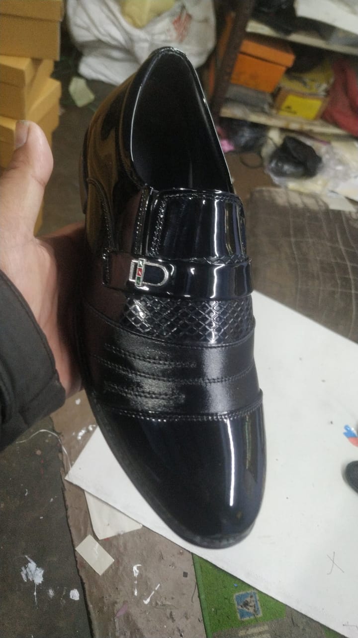 Men Shinning Black Slip On Formal Shoes - Size = 7